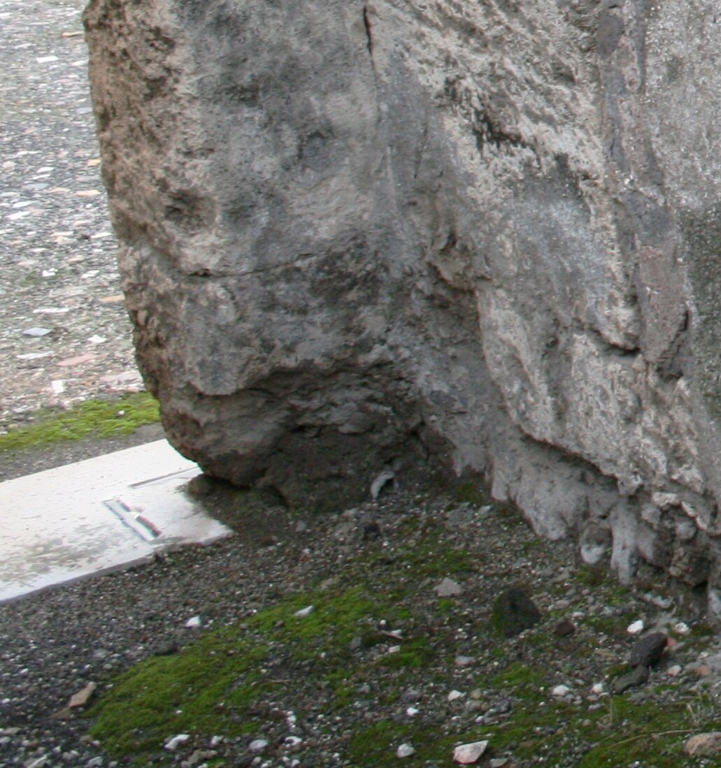 Room 10, remain of lead pipe in s-w corner. Photo: Thomas Staub