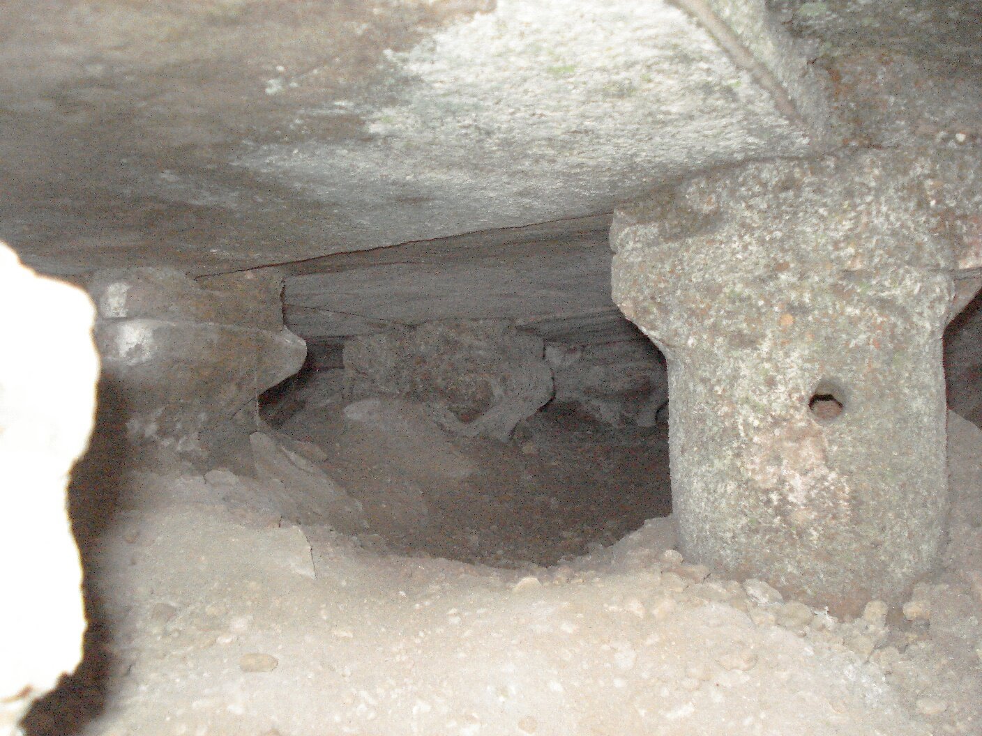 Floor, detail showing the hypocaust systen underneath the floor, seen from the praefurnium in kittchen l. Photo: Thomas Staub