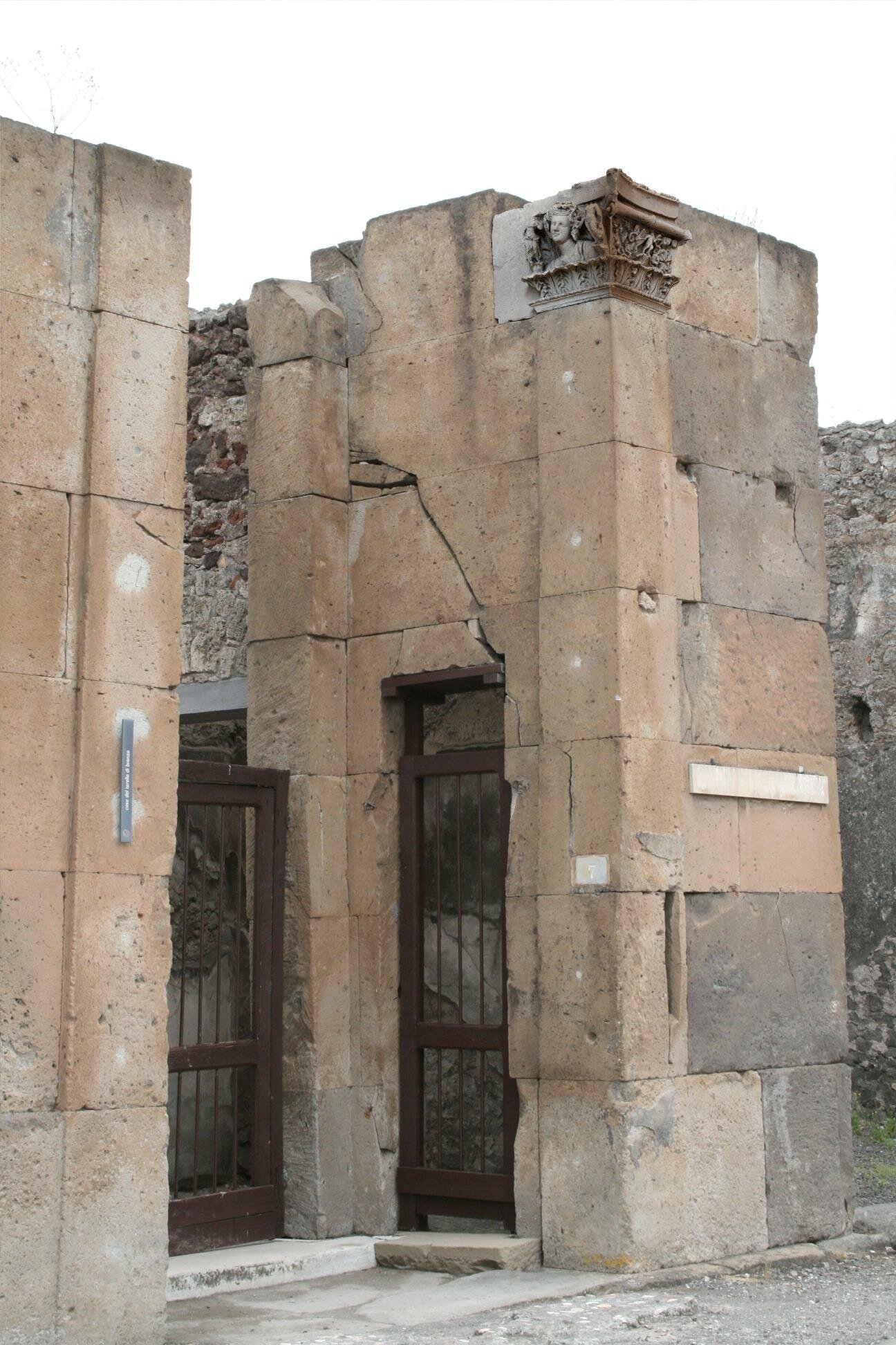 Main entrance virtualy reconstructed with the figured capital  in situ.