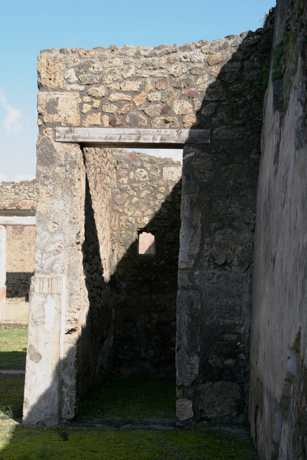 Atrium b, East wall, south part. Photo: Thomas Staub