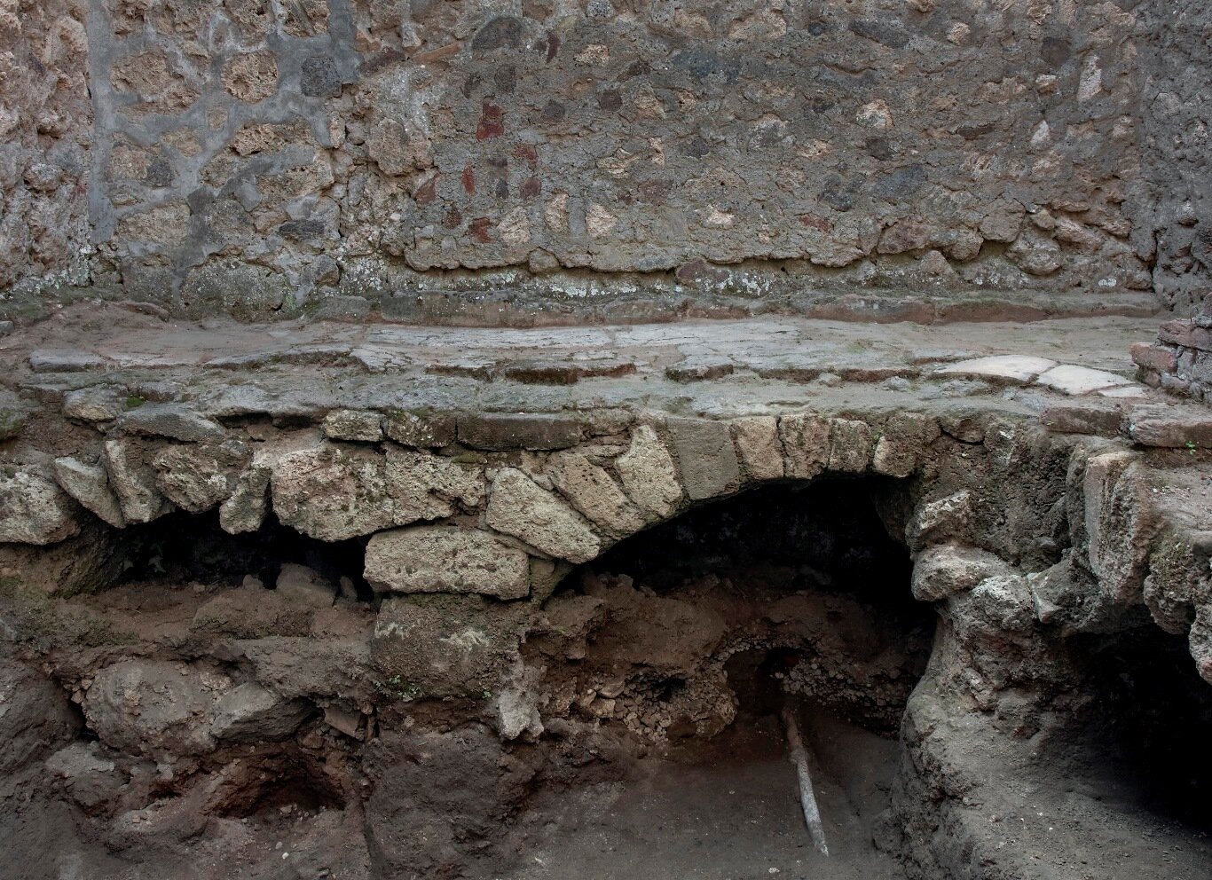 V 1,7, room l, hearth in front of W wall. Photo Hans Thorwid.