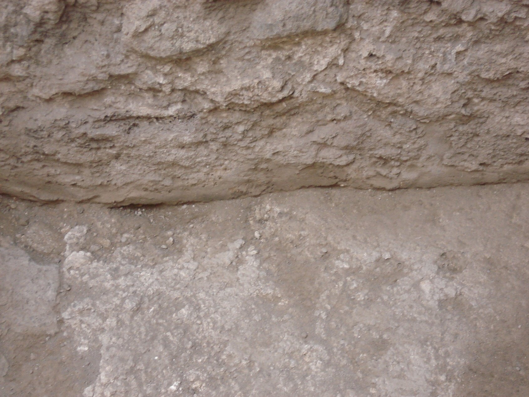 Floor on landing, detail. Running under the blocking of the earlier dooeway towards corridor b in V 1,3. Photo: Thomas Staub