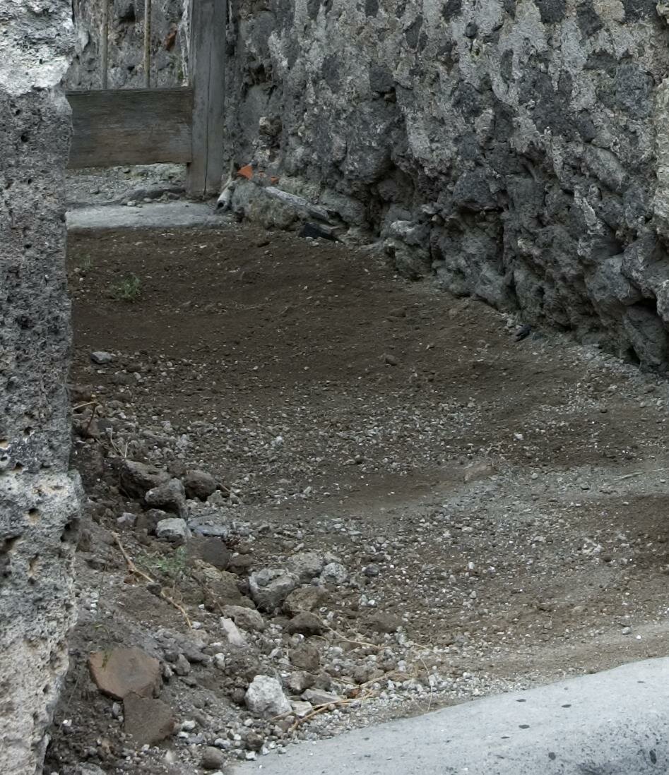 North wall with remains of the lead pipe (in upper right corner). Photo: Thomas Staub