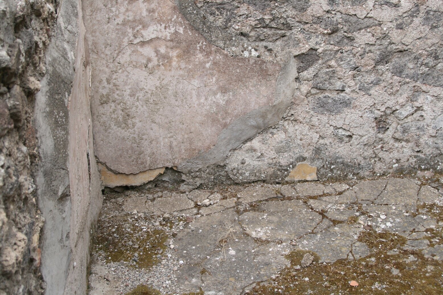 E wall, remains of older decorations. Photo: THomas Staub