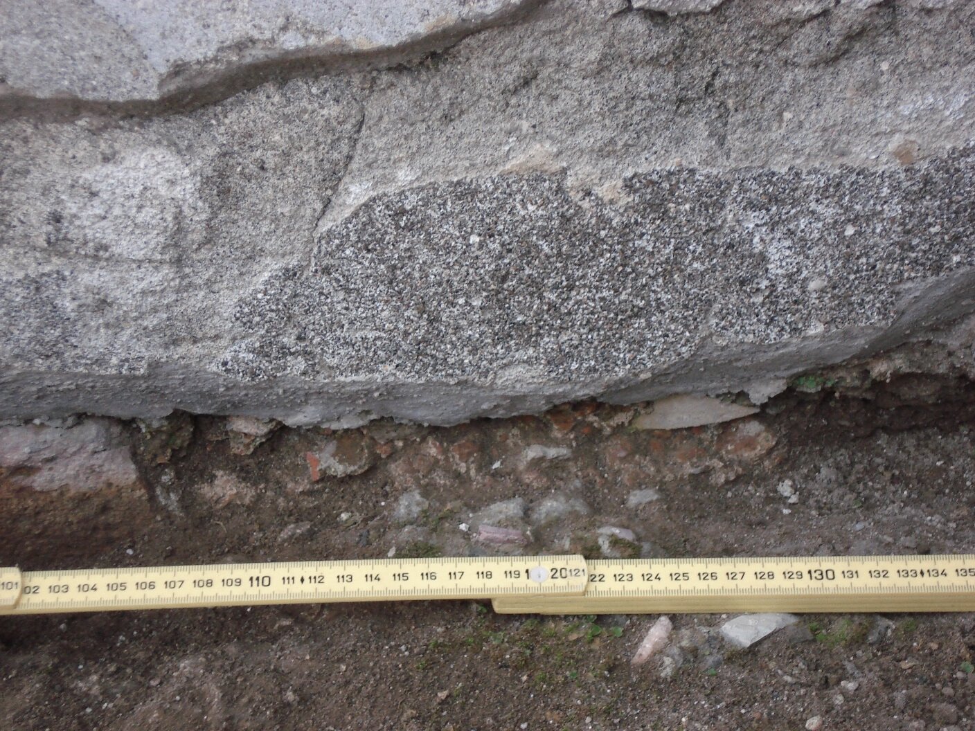 Detail of earlier floor in front of the East wall. Photo: Thomas Staub