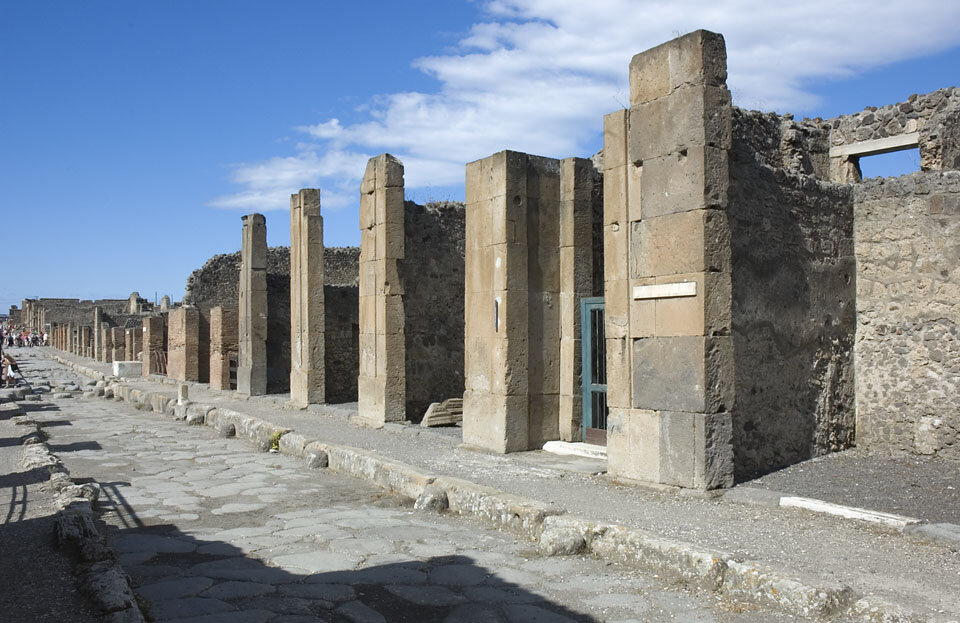 View along Via di Nola, from east towards west. Photo Hans Thorwid