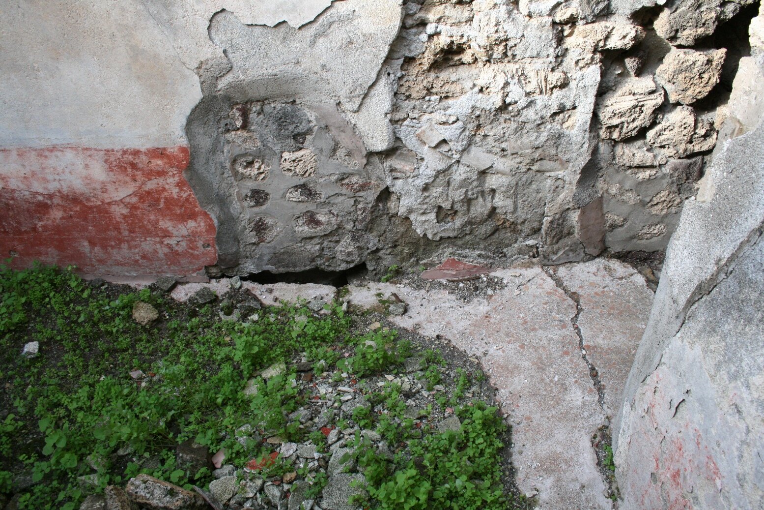 Floor, detail in fron of N wall. Photo: Thomas Staub