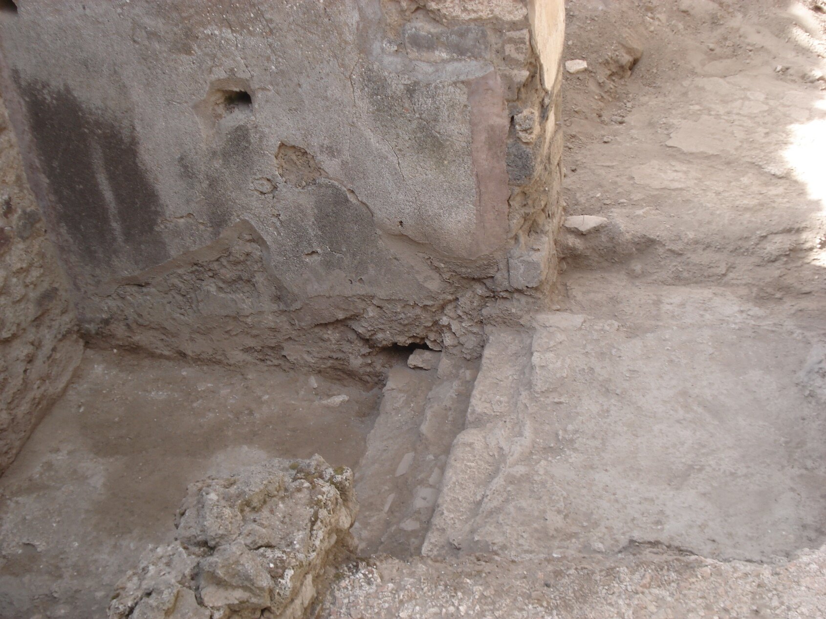 Western part of the floor with steps and landing. Photo: Thomas Staub